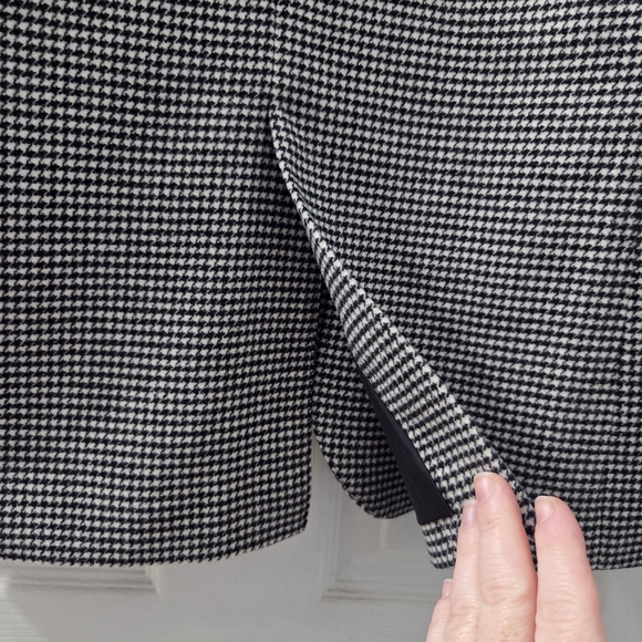 Uniqlo Women's Classic Houndstooth Blazer in Black and White - Picture 8 of 10